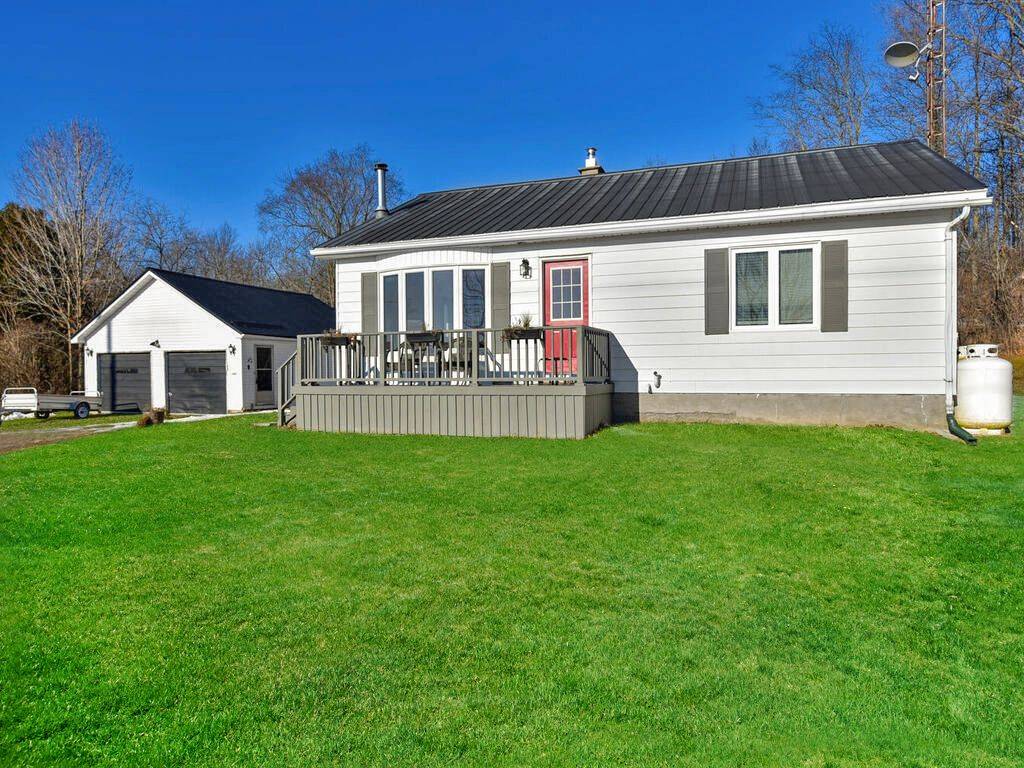 Leeds And The Thousand Islands, ON K0E 1R0,1406 County  Road 2 RD