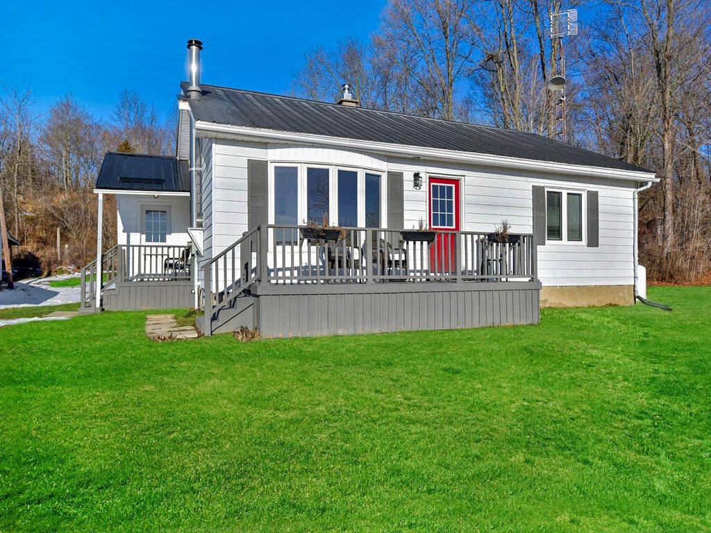 Leeds And The Thousand Islands, ON K0E 1R0,1406 County  Road 2 RD
