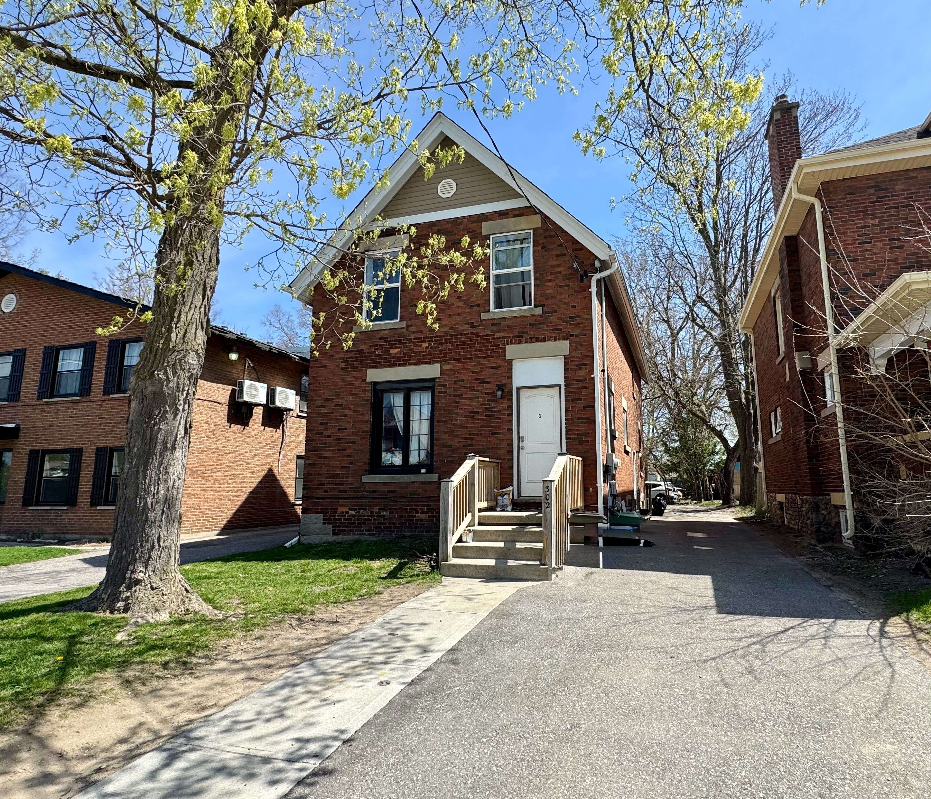 London East, ON N5Z 2G7,302 Egerton ST