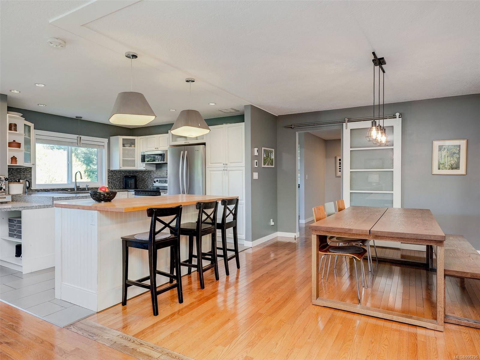 Saanich, BC V8Y 2Z6,760 Menawood Pl