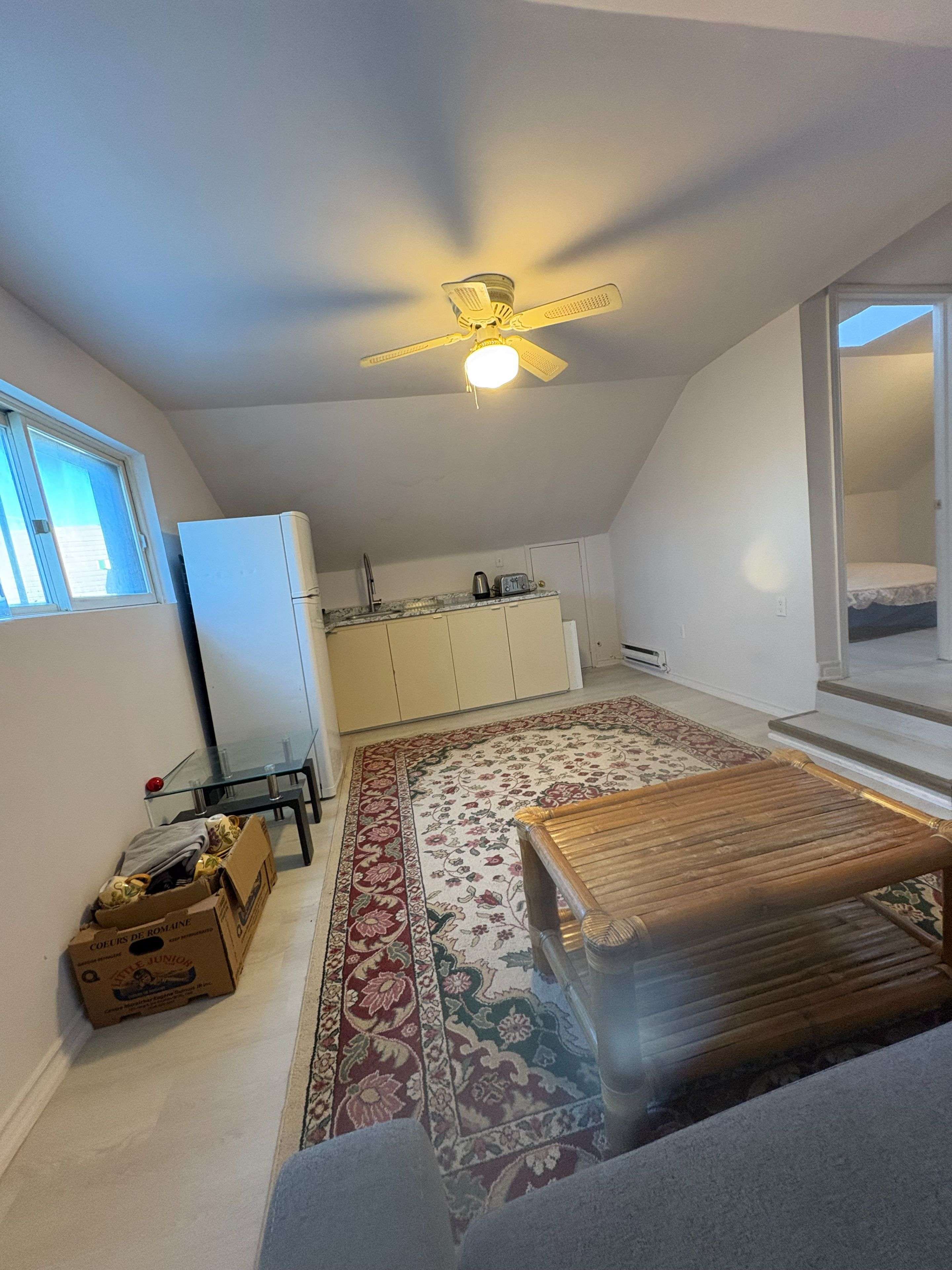 Newmarket, ON L3Y 1M9,475 D'arcy ST #2B