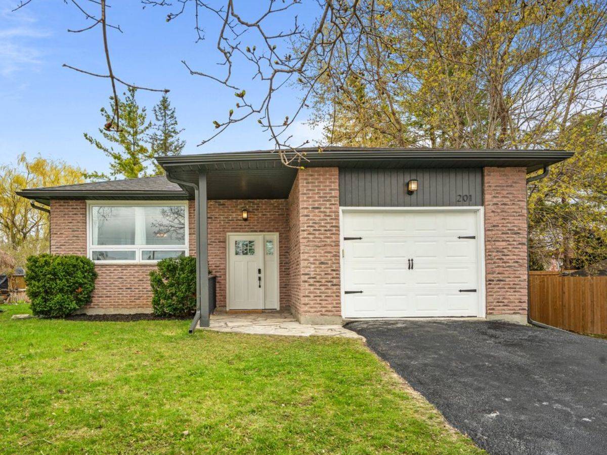 Clearview, ON L0M 1S0,201 Beech ST