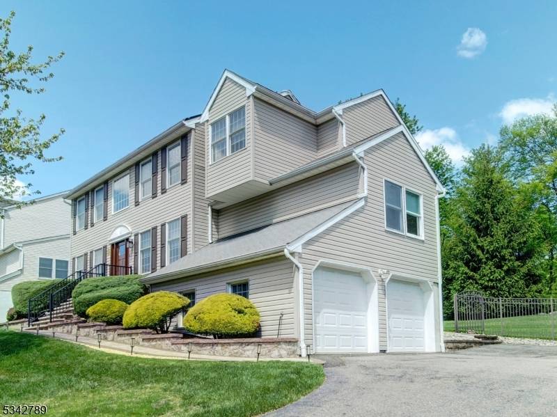 Roxbury Twp., NJ 07852,32 Fox Chase Ln