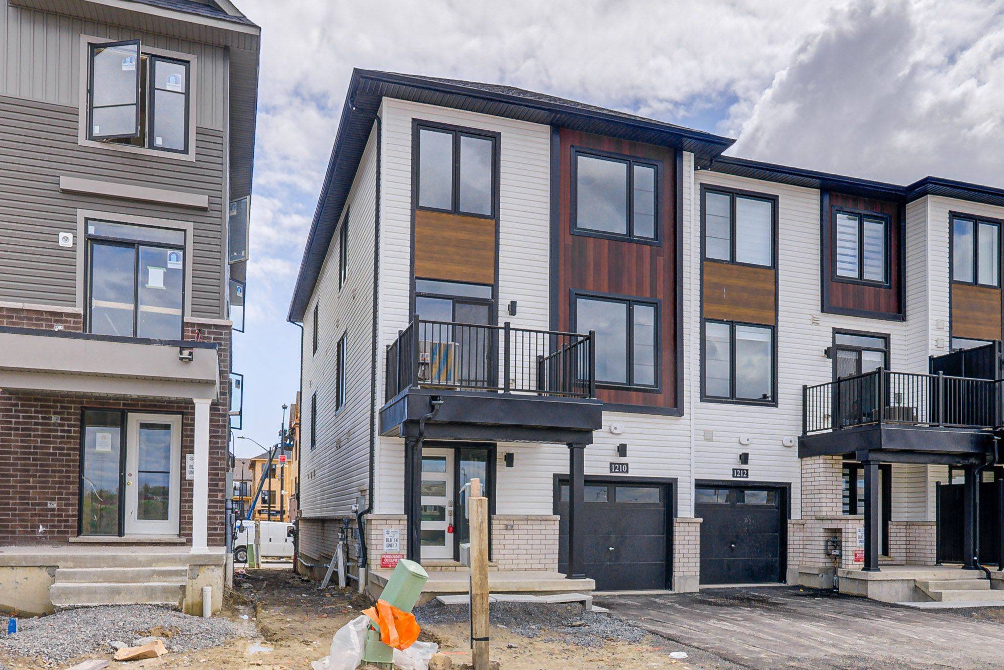 Oshawa, ON L1H 8L7,1210 Greentree LN
