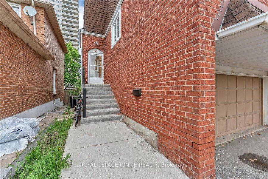 Brampton, ON L6Y 2W9,98 Sheldrake CT