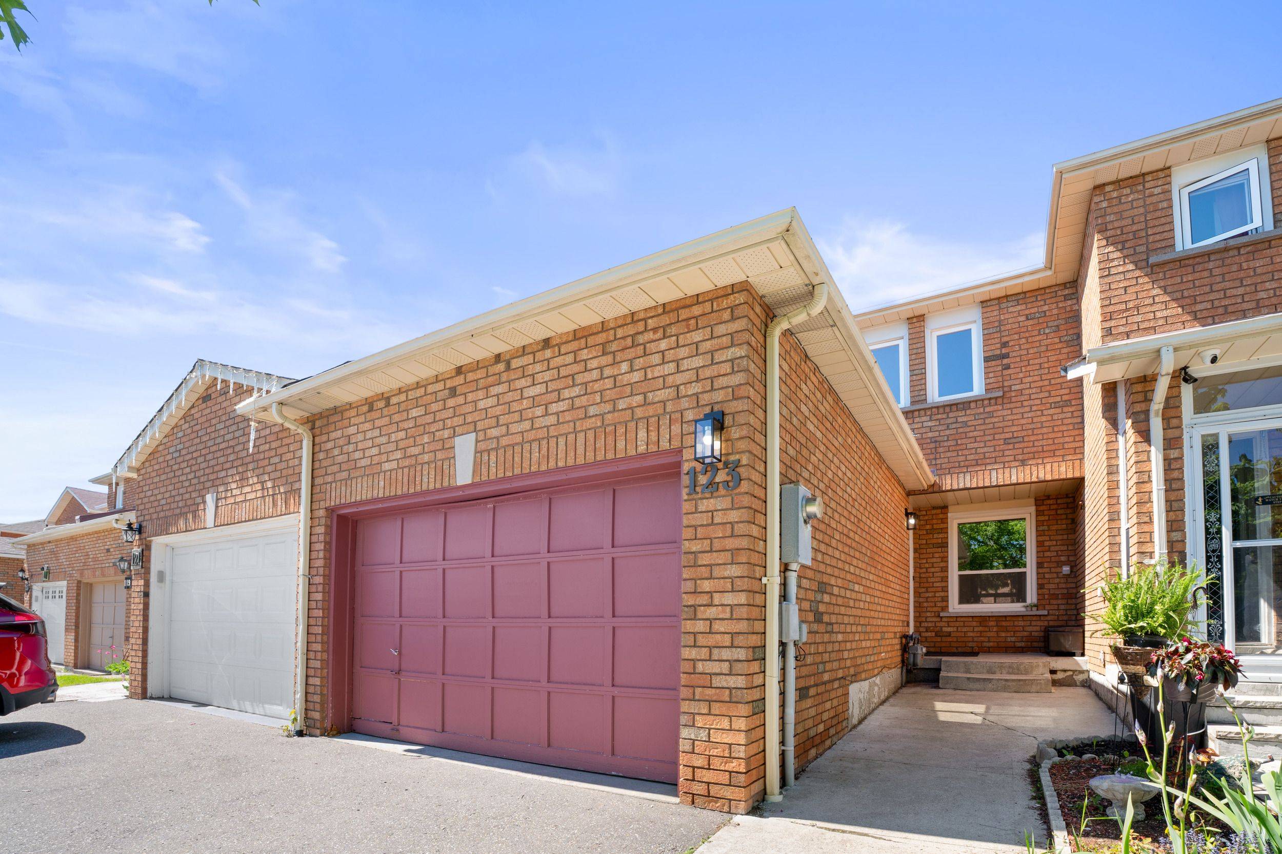 Brampton, ON L6Y 3X6,123 Tulip DR