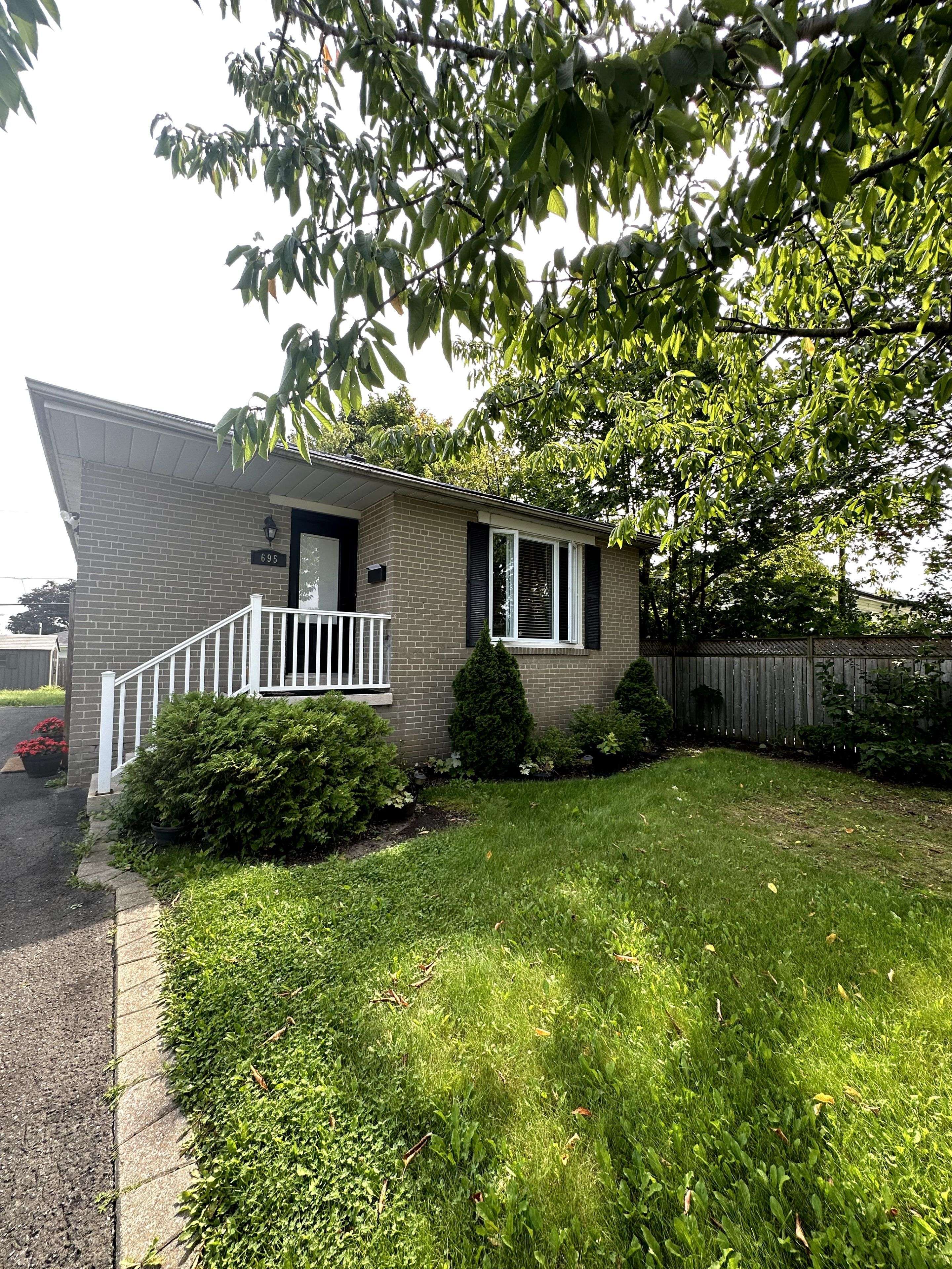 Pickering, ON L1W 1A9,695 Annland ST
