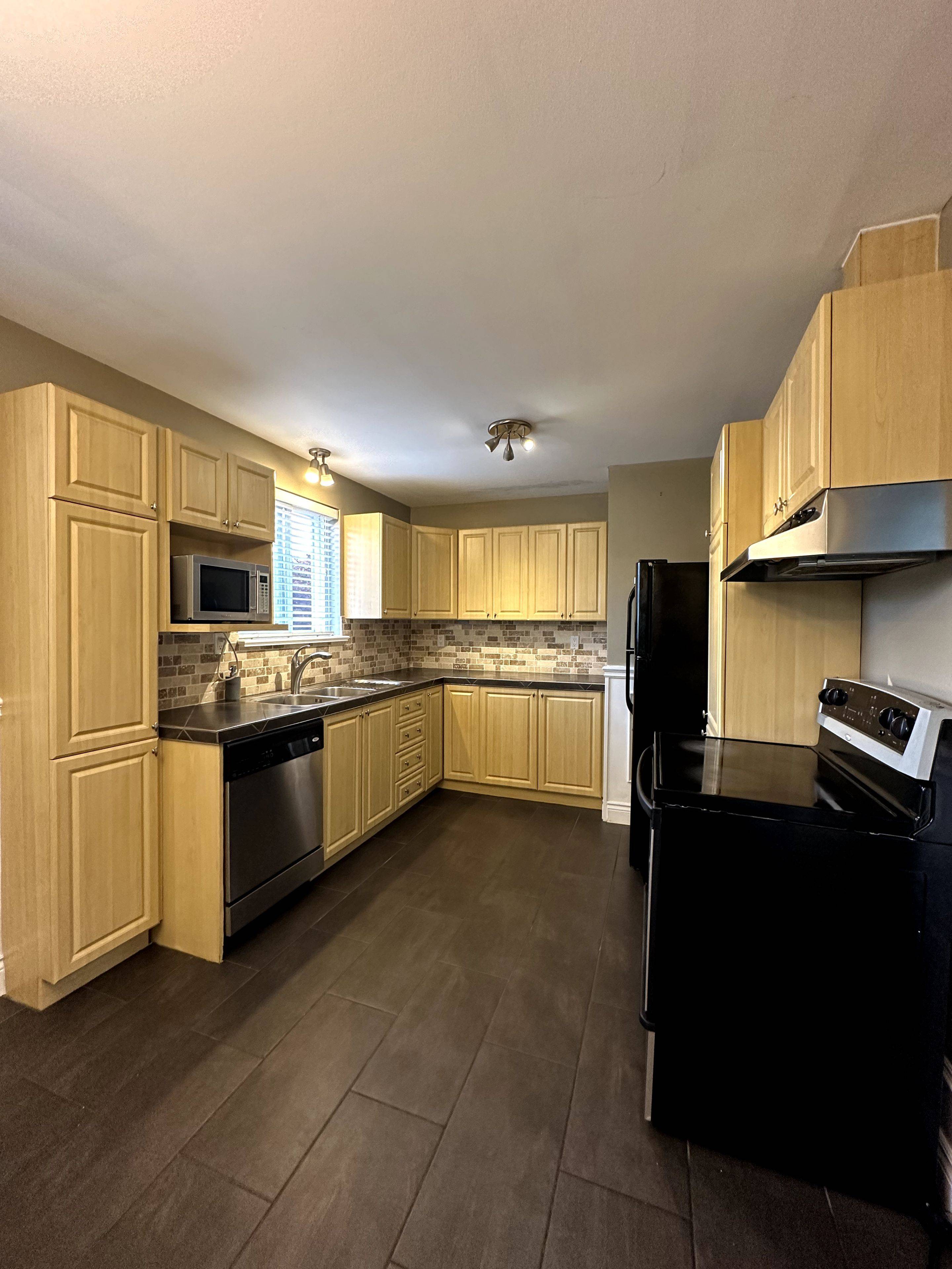 Pickering, ON L1W 1A9,695 Annland ST