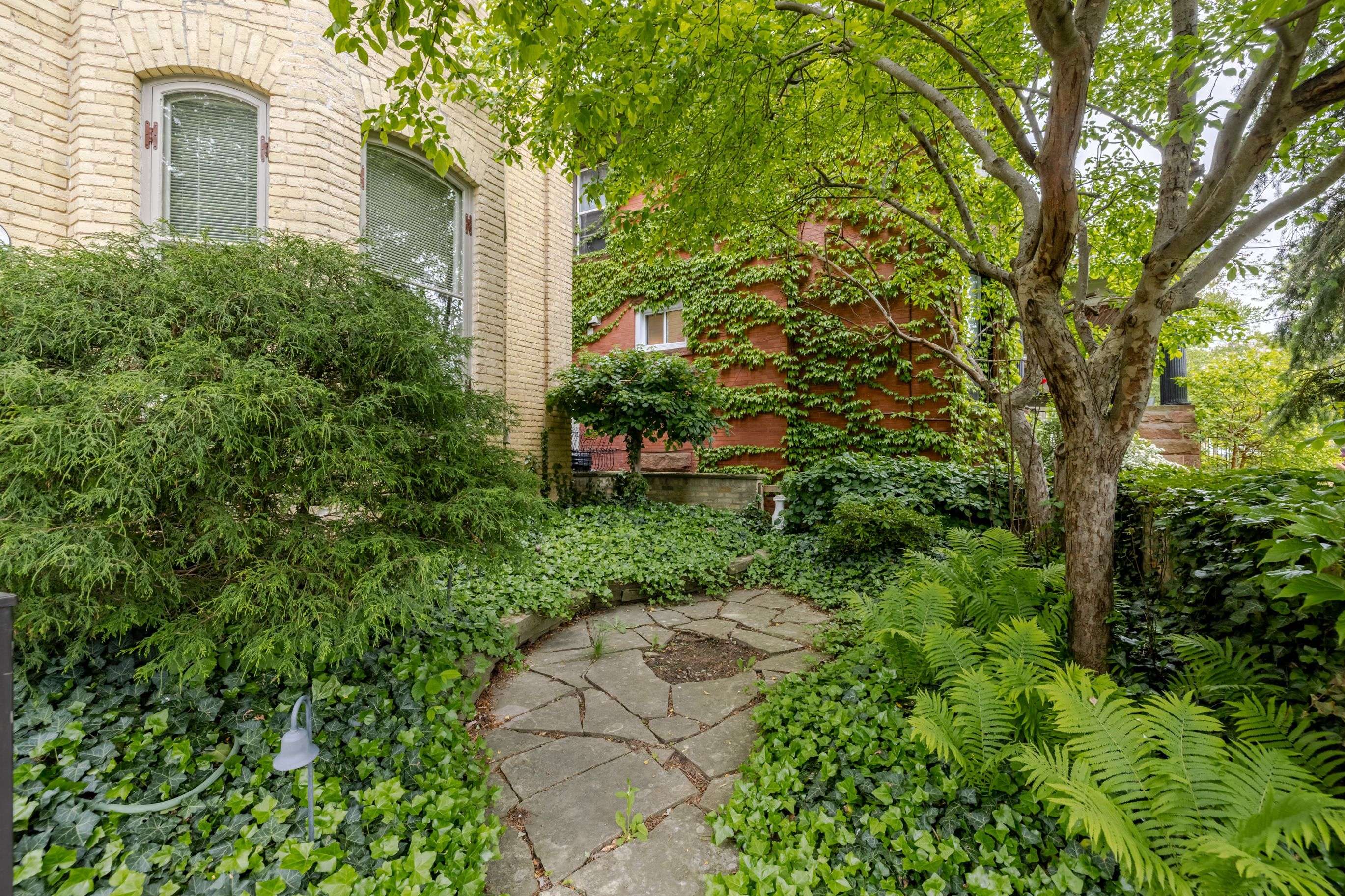 London East, ON N6B 2P9,554 Waterloo ST