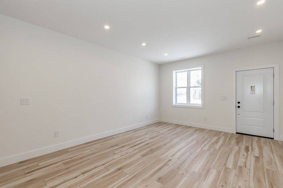 Pickering, ON L1W 2V9,781 Oliva ST