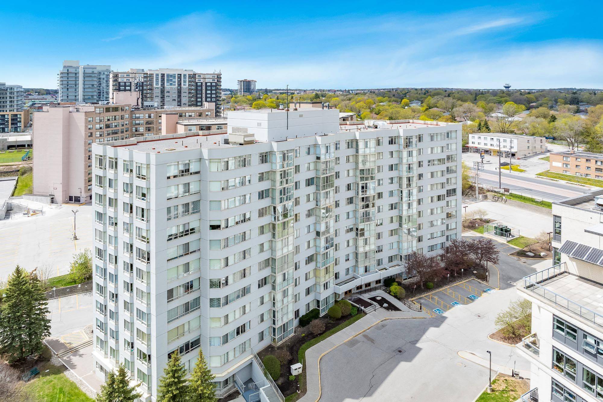 Newmarket, ON L3Y 8K2,270 Davis DR #409