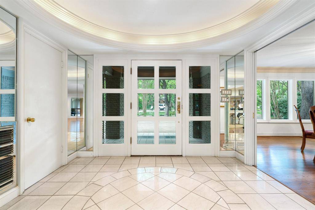 Dallas, TX 75229,5678 Meaders Circle