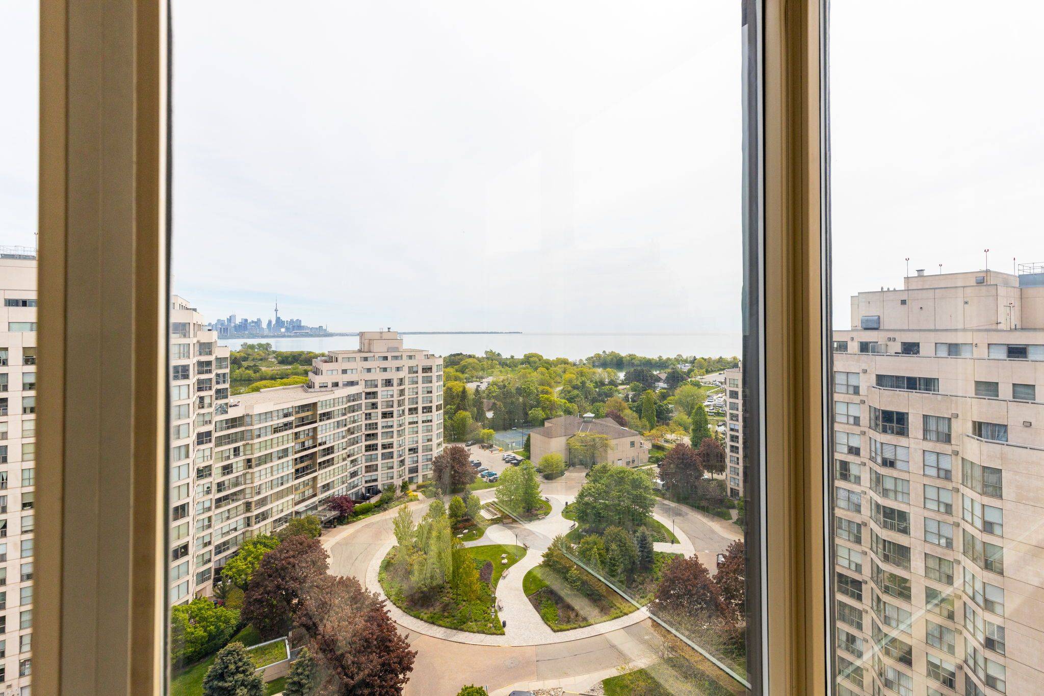 Toronto W06, ON M8V 3X6,2269 Lake Shore BLVD W #1708