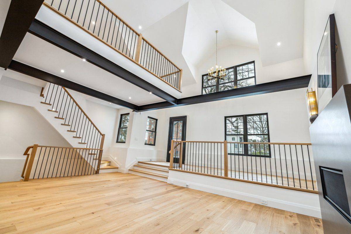 Oakville, ON L6J 2Y9,70 Navy ST