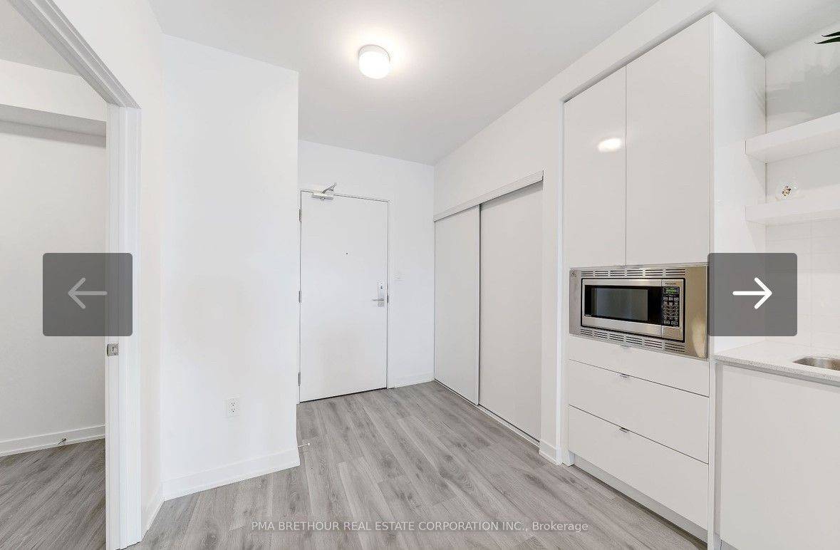 Toronto W04, ON M6E 0B4,2433 Dufferin ST #811