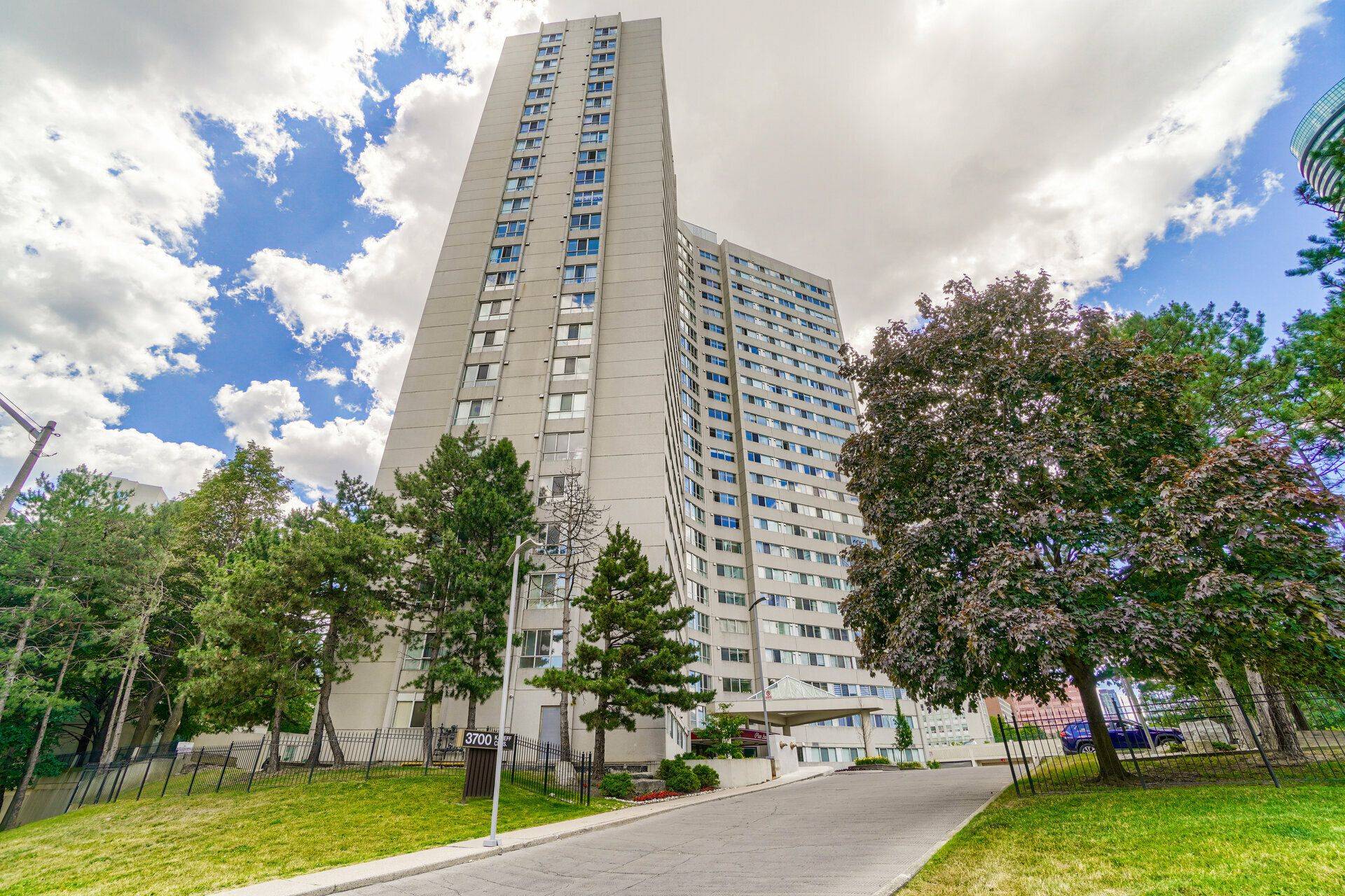 Mississauga, ON L5A 4B8,3700 Kaneff CRES #2001