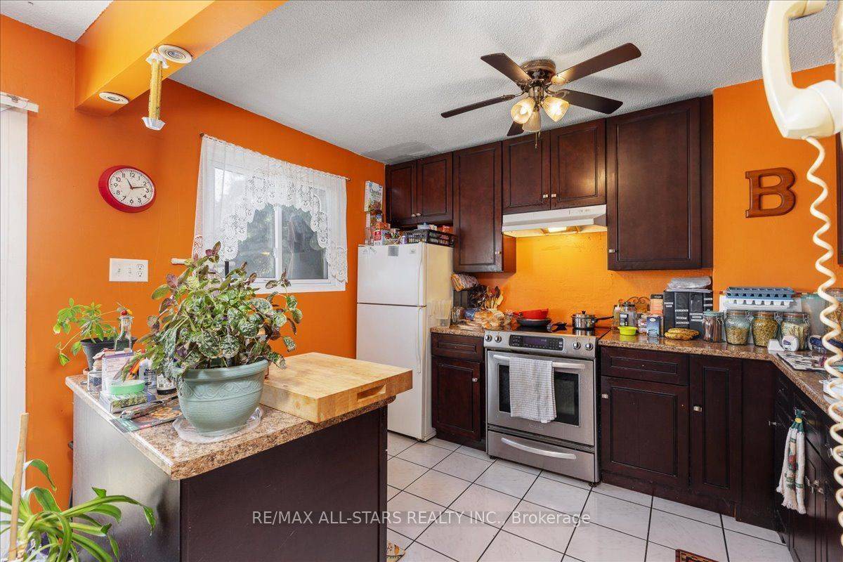 Barrie, ON L4M 5C4,63 Ferris LN #B11