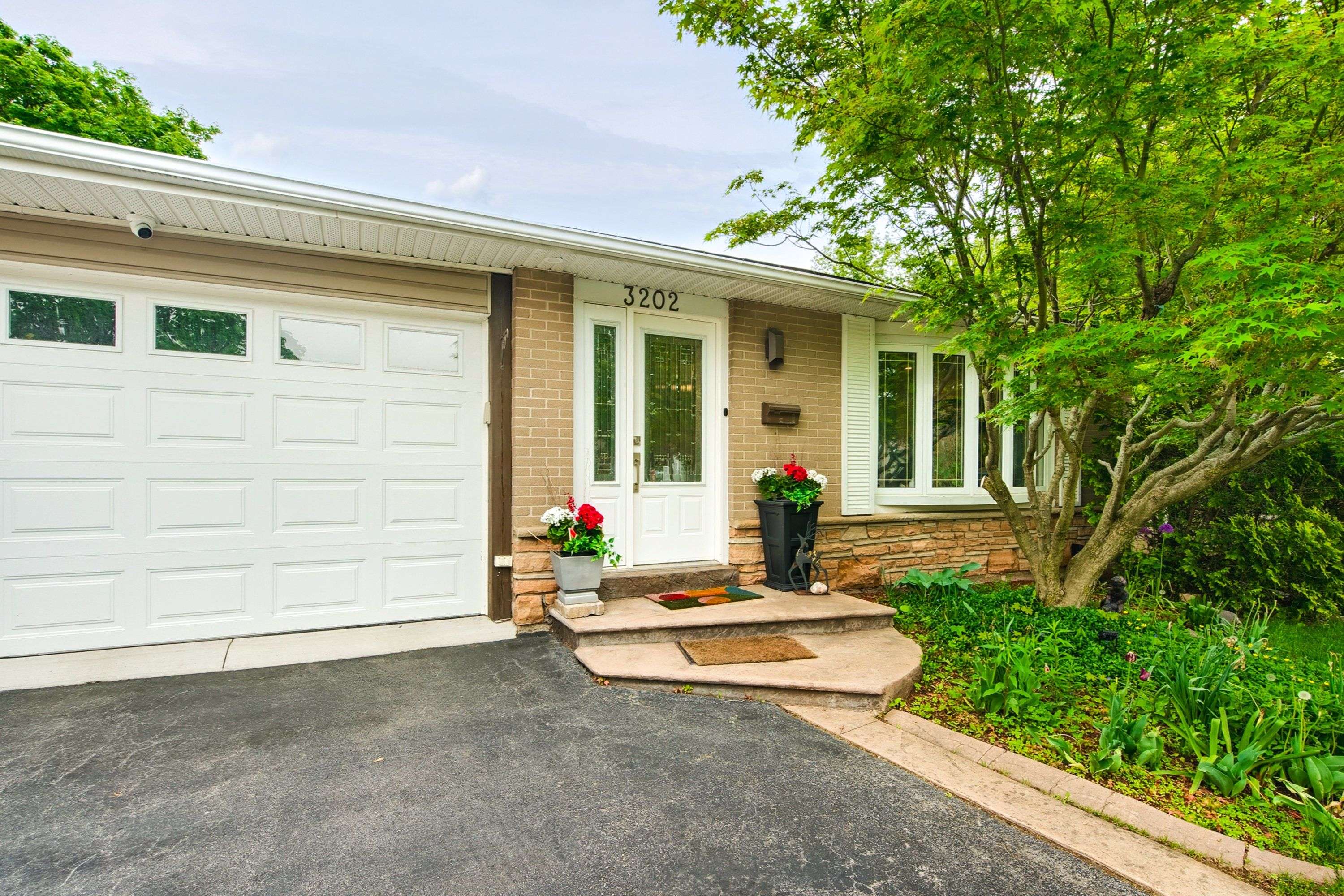 Burlington, ON L7M 1C2,3202 Centennial DR