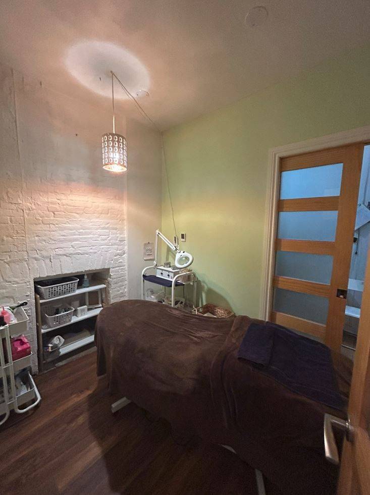 Kingston, ON K7L 1R9,68 Brock ST