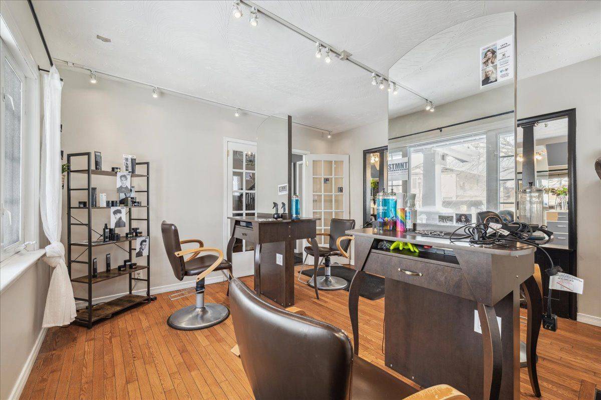 Hamilton, ON L0R 2H0,294 Dundas ST E