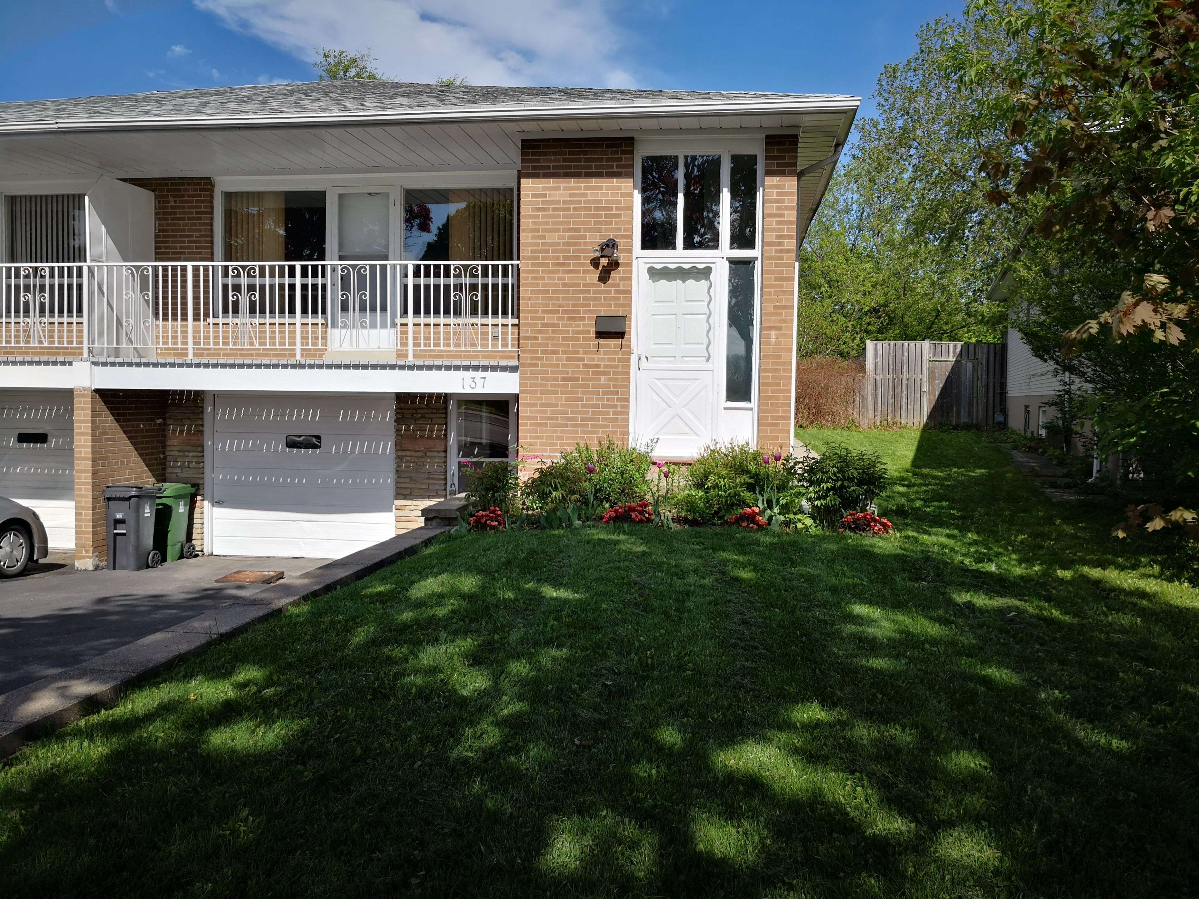 Toronto C15, ON M2H 1A9,137 Pineway BLVD #upper,
