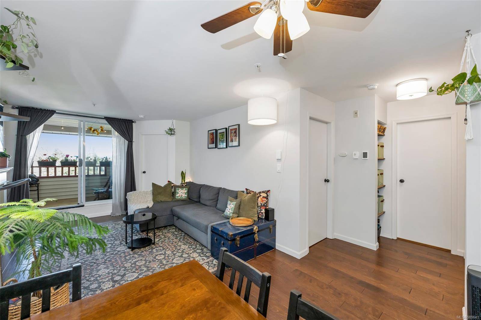 Victoria, BC V8T 4E1,2511 Quadra St #404