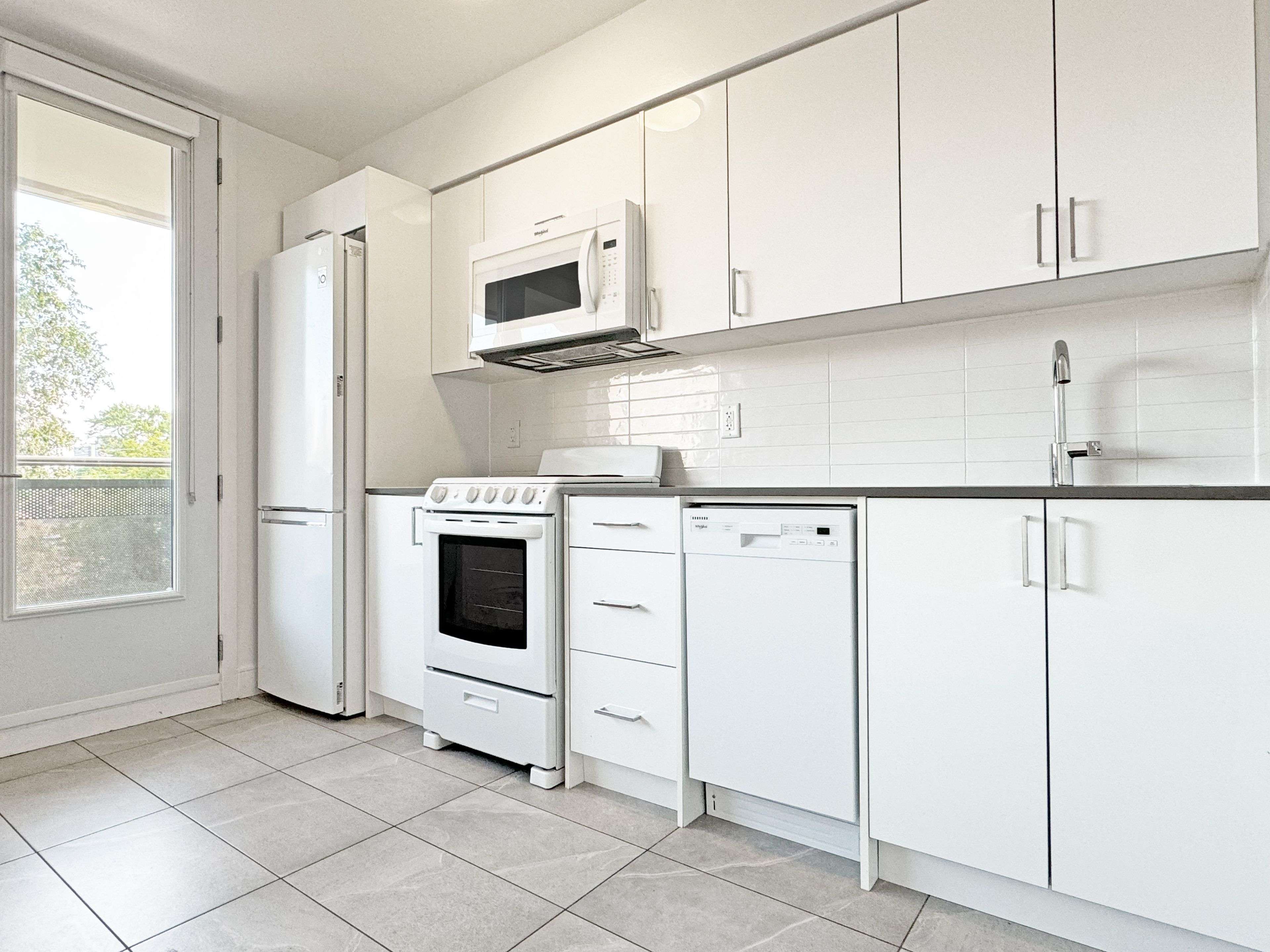 Toronto C02, ON M5R 2P6,276 St George ST #608
