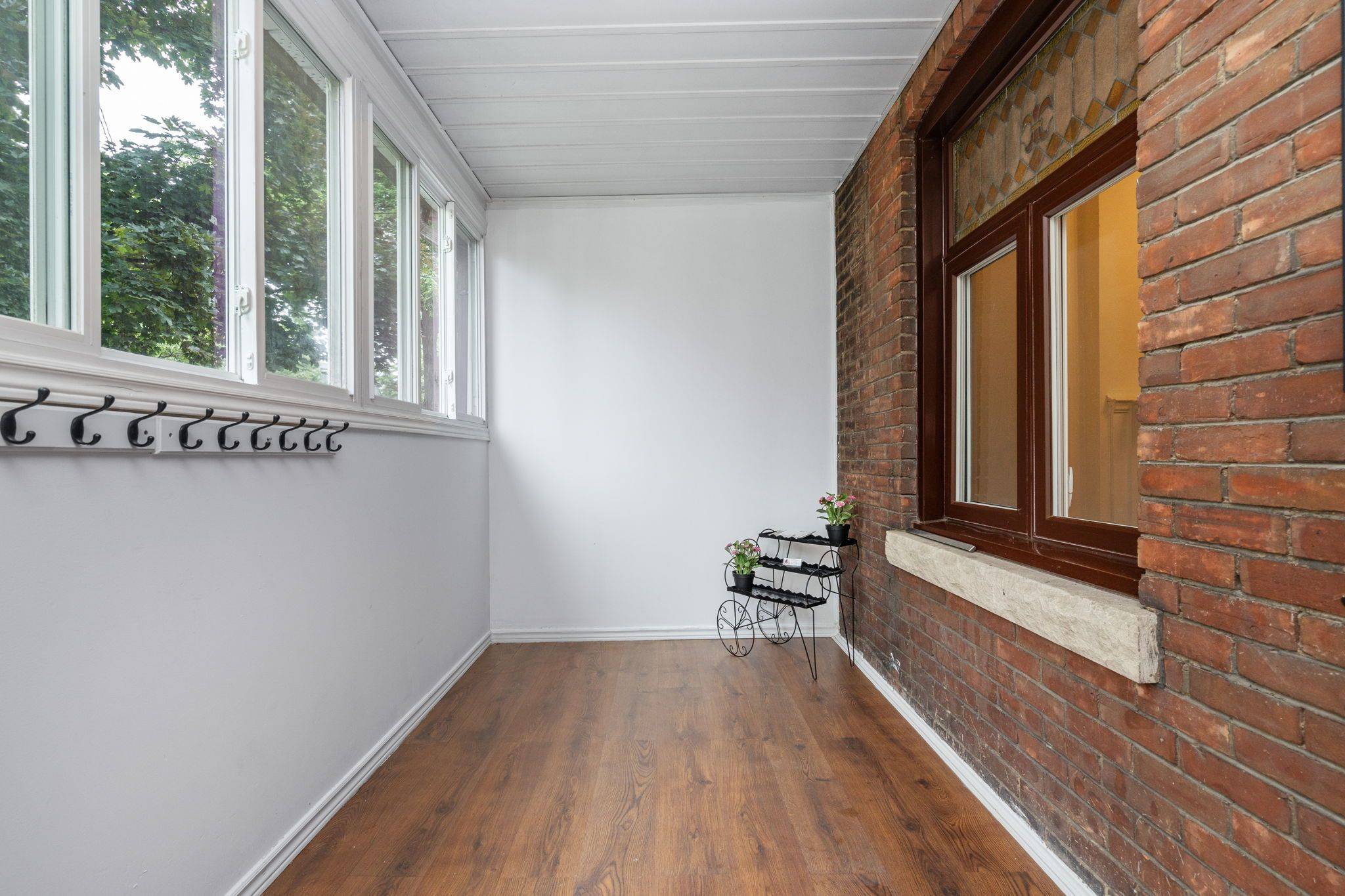 Toronto W01, ON M6R 1T8,55 Lynd AVE