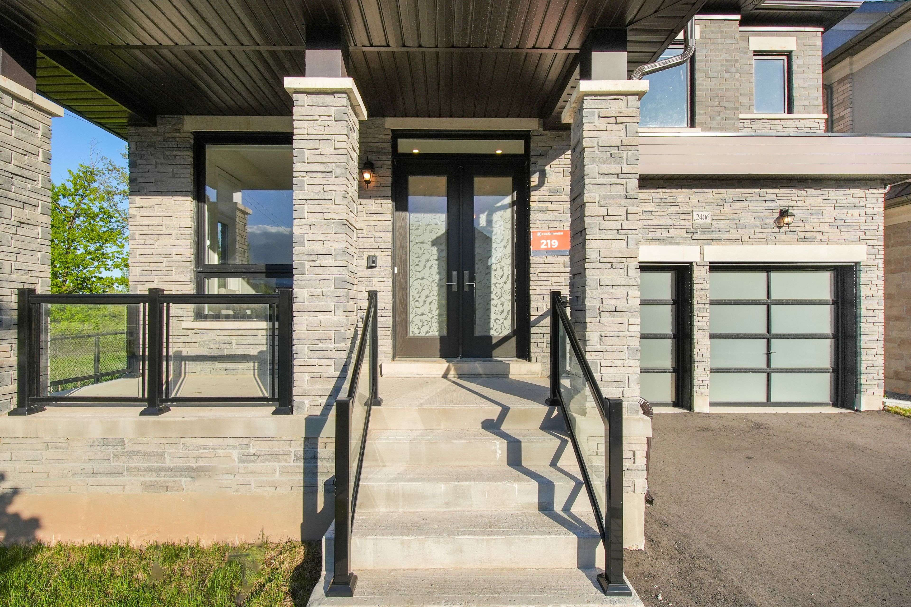 Oakville, ON L6M 5M4,2406 Charles Cornwall AVE