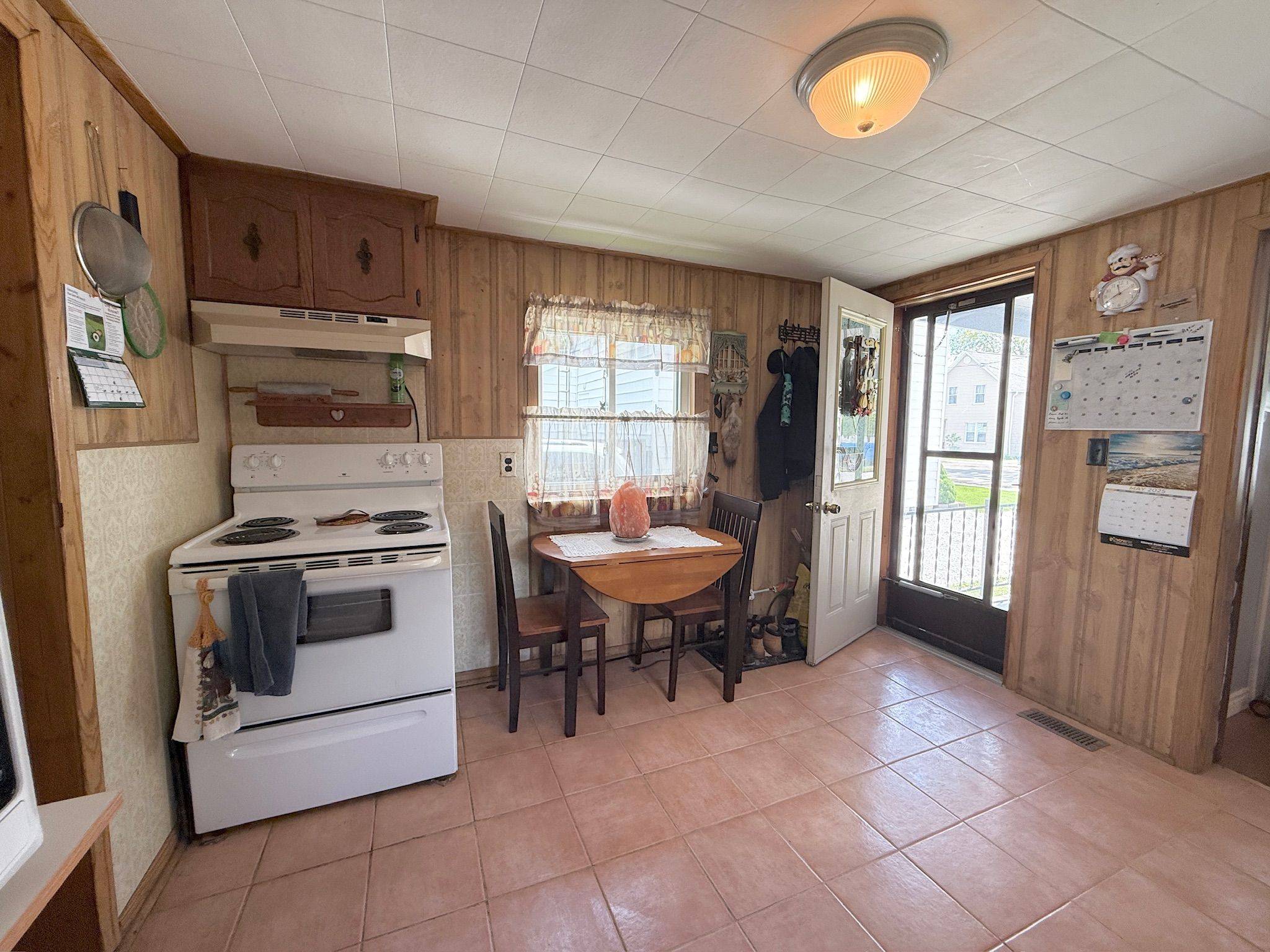 Chatham-kent, ON N8A 2S4,120 Blake ST