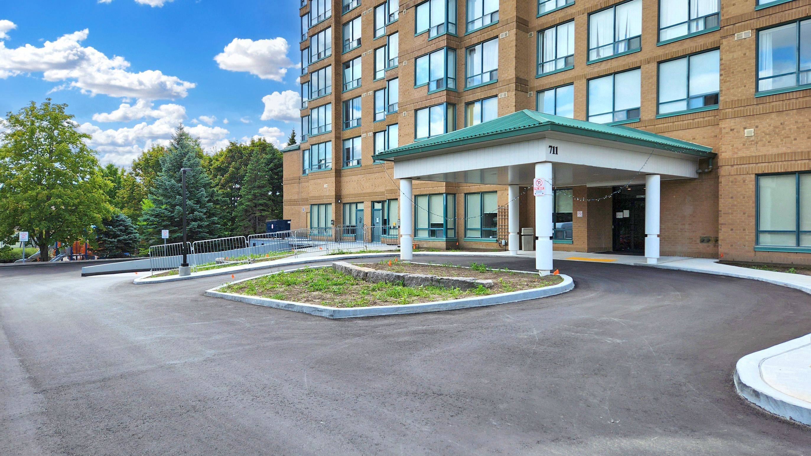 Whitby, ON L1N 8Z1,711 Rossland RD E #509