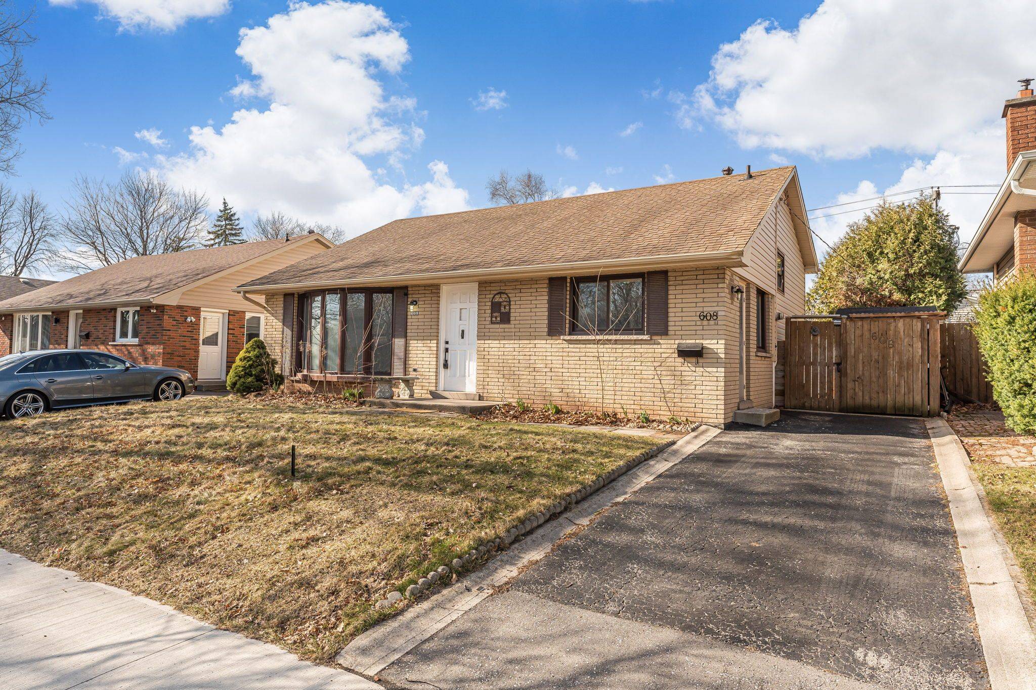 Burlington, ON L7N 3B8,608 Thornwood AVE