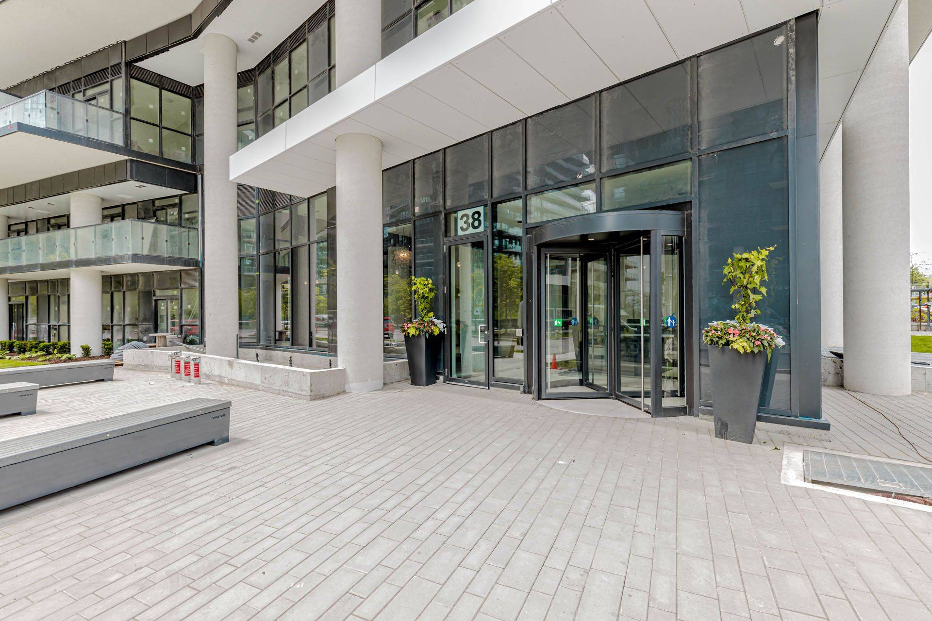 Toronto W06, ON M8V 0A8,38 Annie Craig DR #3807