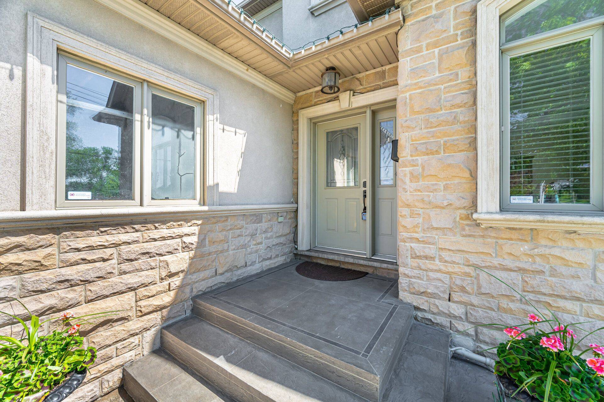 Toronto W09, ON M9R 2H3,87 Lavington DR