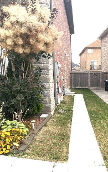 Bradford West Gwillimbury, ON L3Z 0R7,72 Hopkins CRES #Bsmt