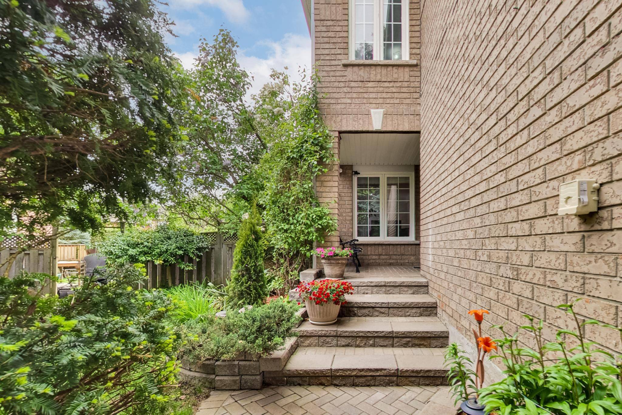 Newmarket, ON L3X 1Z6,28 Foxtail RDG
