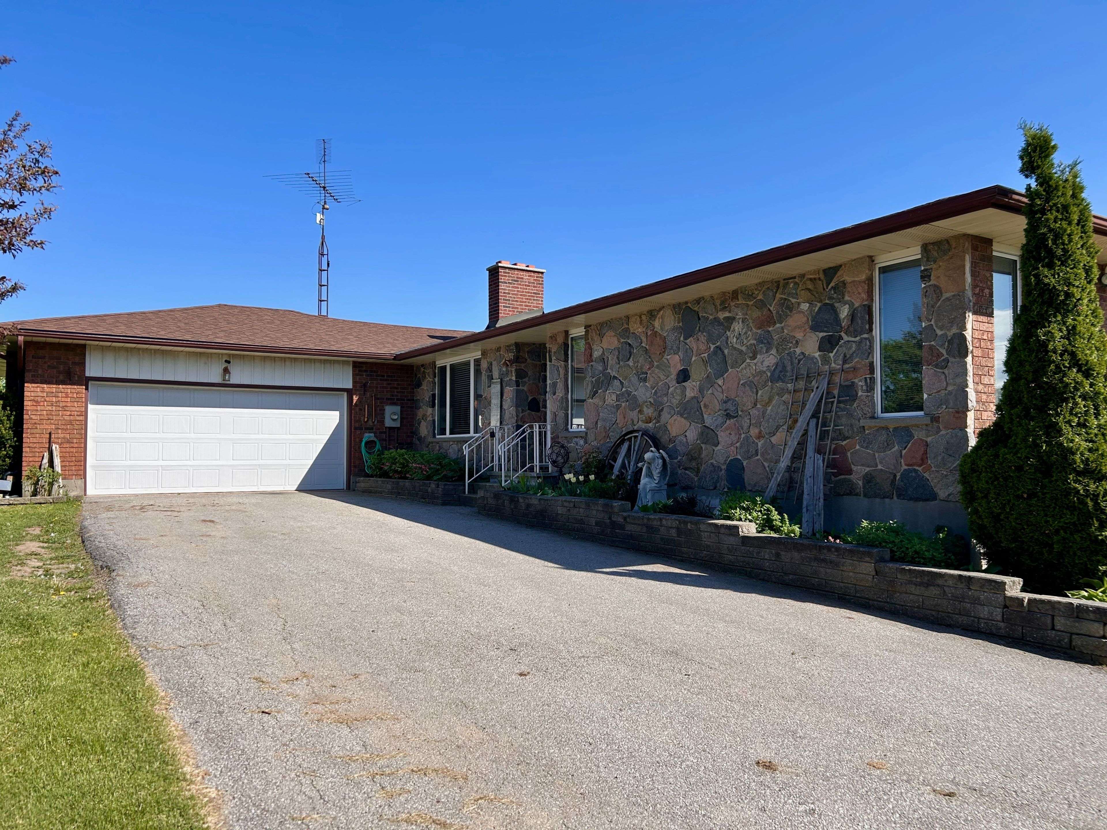 West Lincoln, ON L0R 1Y0,2397 Patterson RD