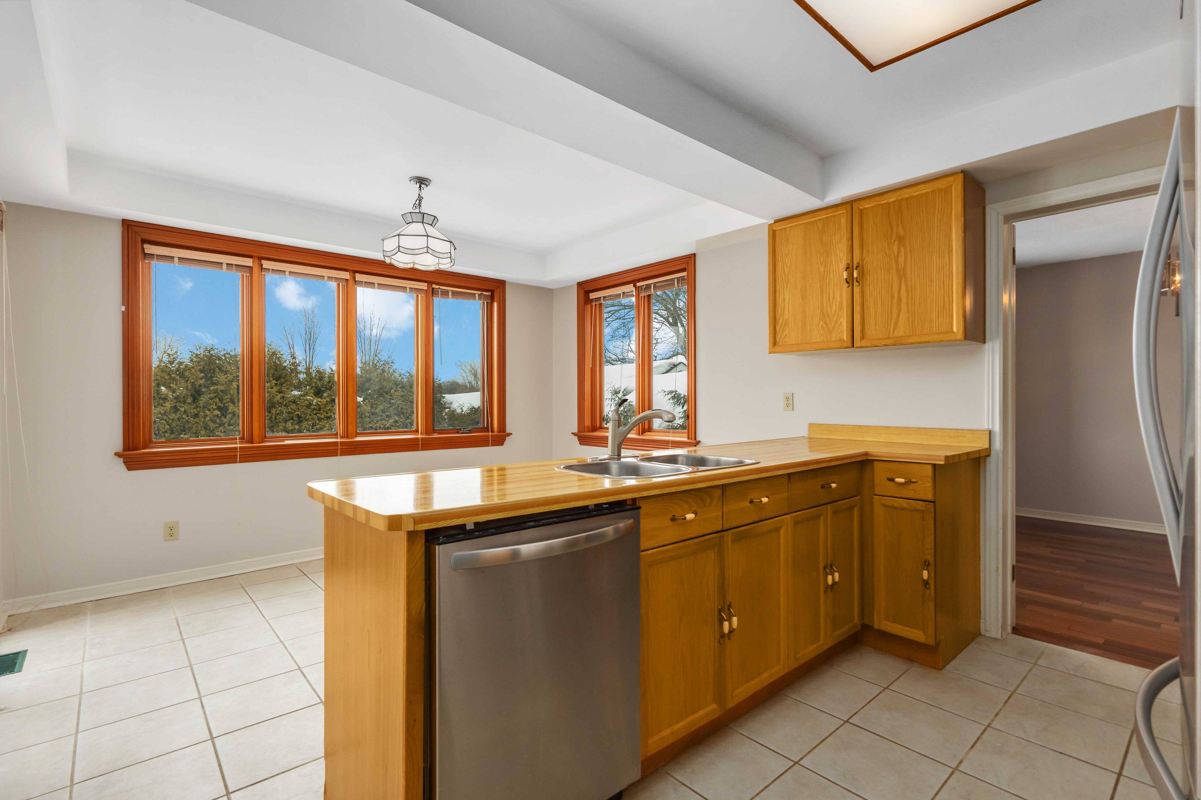 Whitby, ON L1N 7Z8,8 Belmont CT