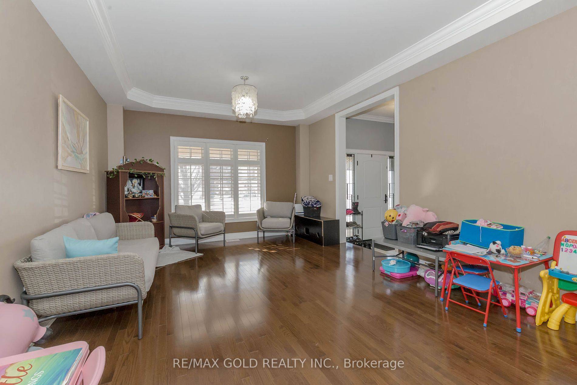 Brampton, ON L6X 0V8,99 Royal West DR