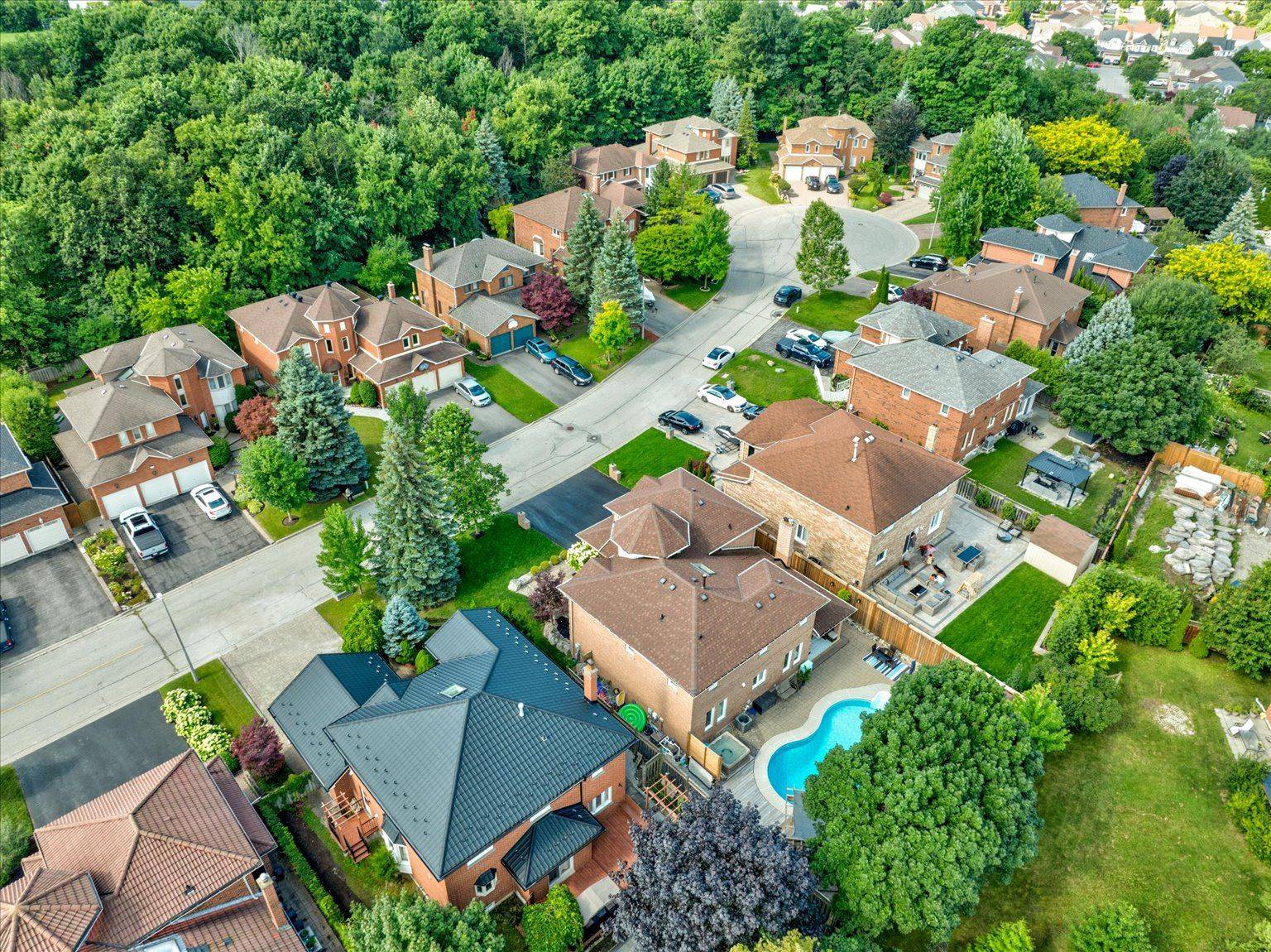 Whitby, ON L1R 1T7,6 Mapleglen CT
