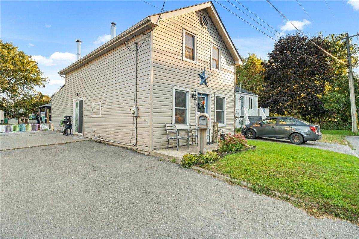 Quinte West, ON K8V 5Z3,111 Davis ST E