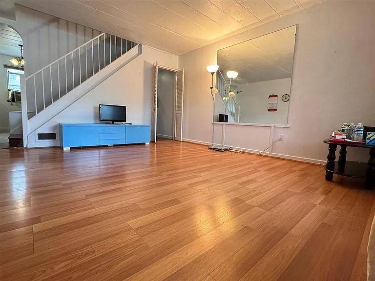 Queens Village, NY 11428,8922 Moline ST