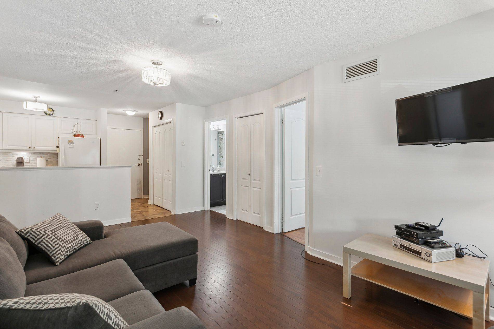Brampton, ON L6P 2Z6,6 Dayspring CIR #2113