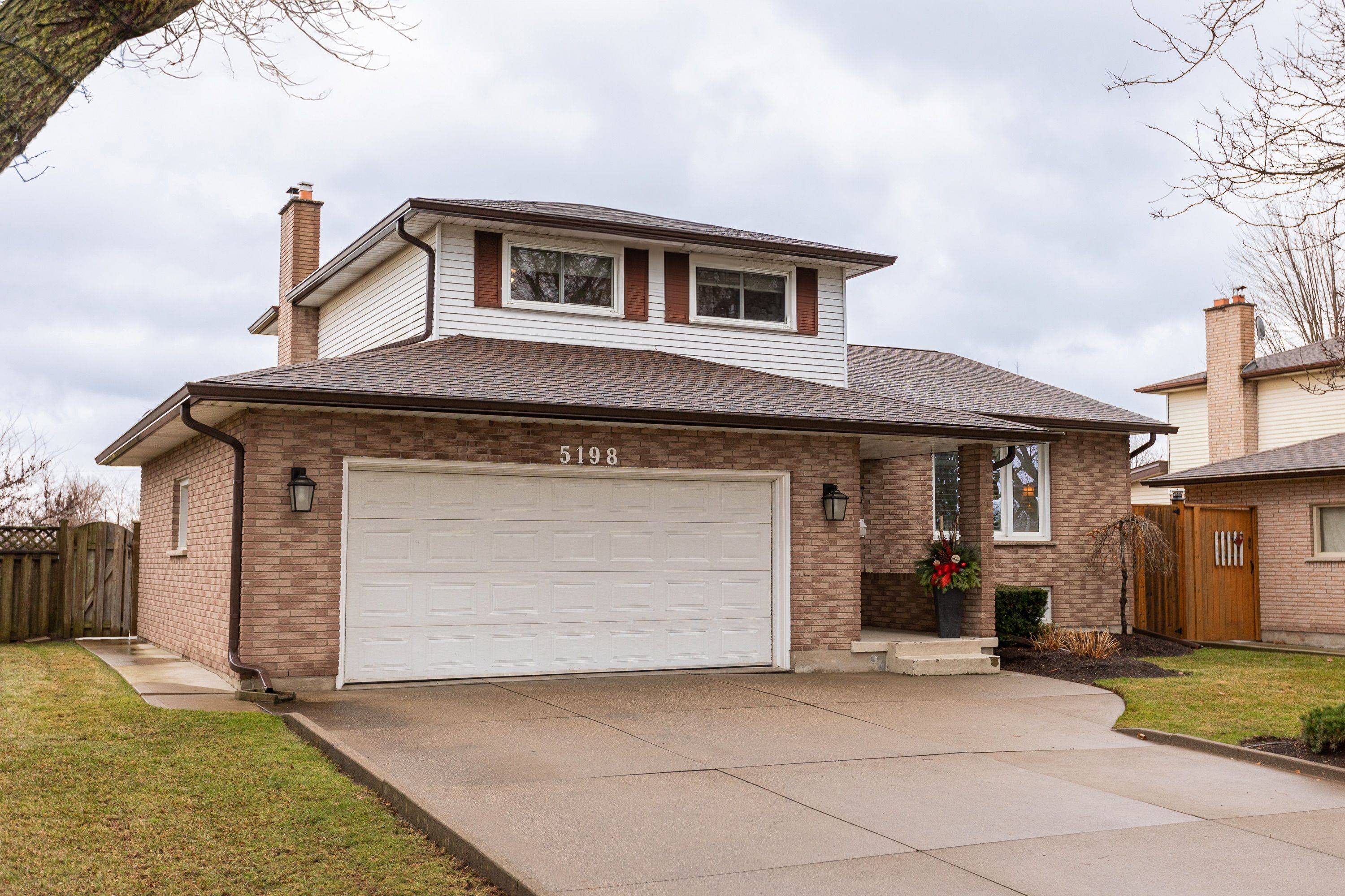 Niagara Falls, ON L2E 7E5,5198 Valley View CRES