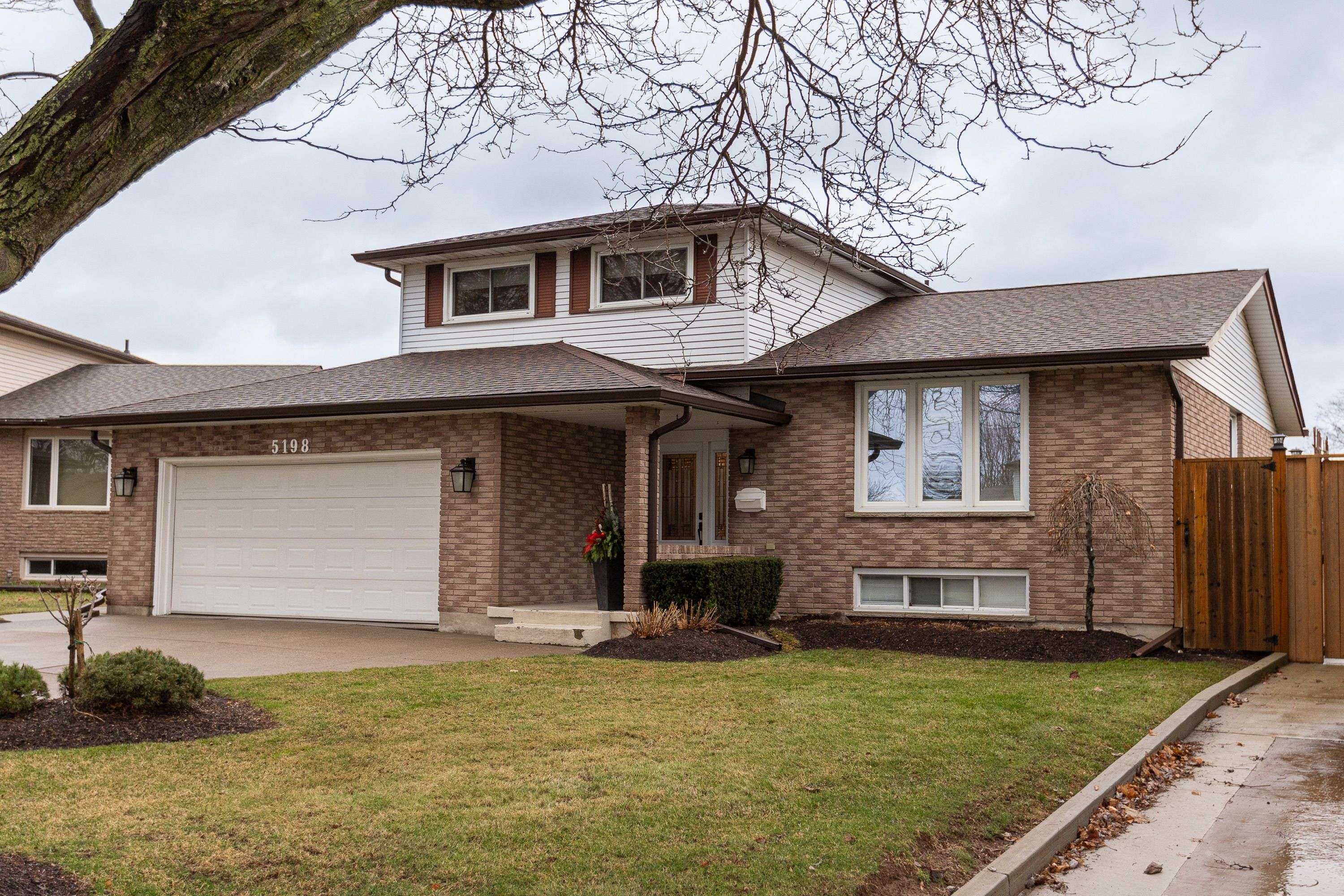 Niagara Falls, ON L2E 7E5,5198 Valley View CRES