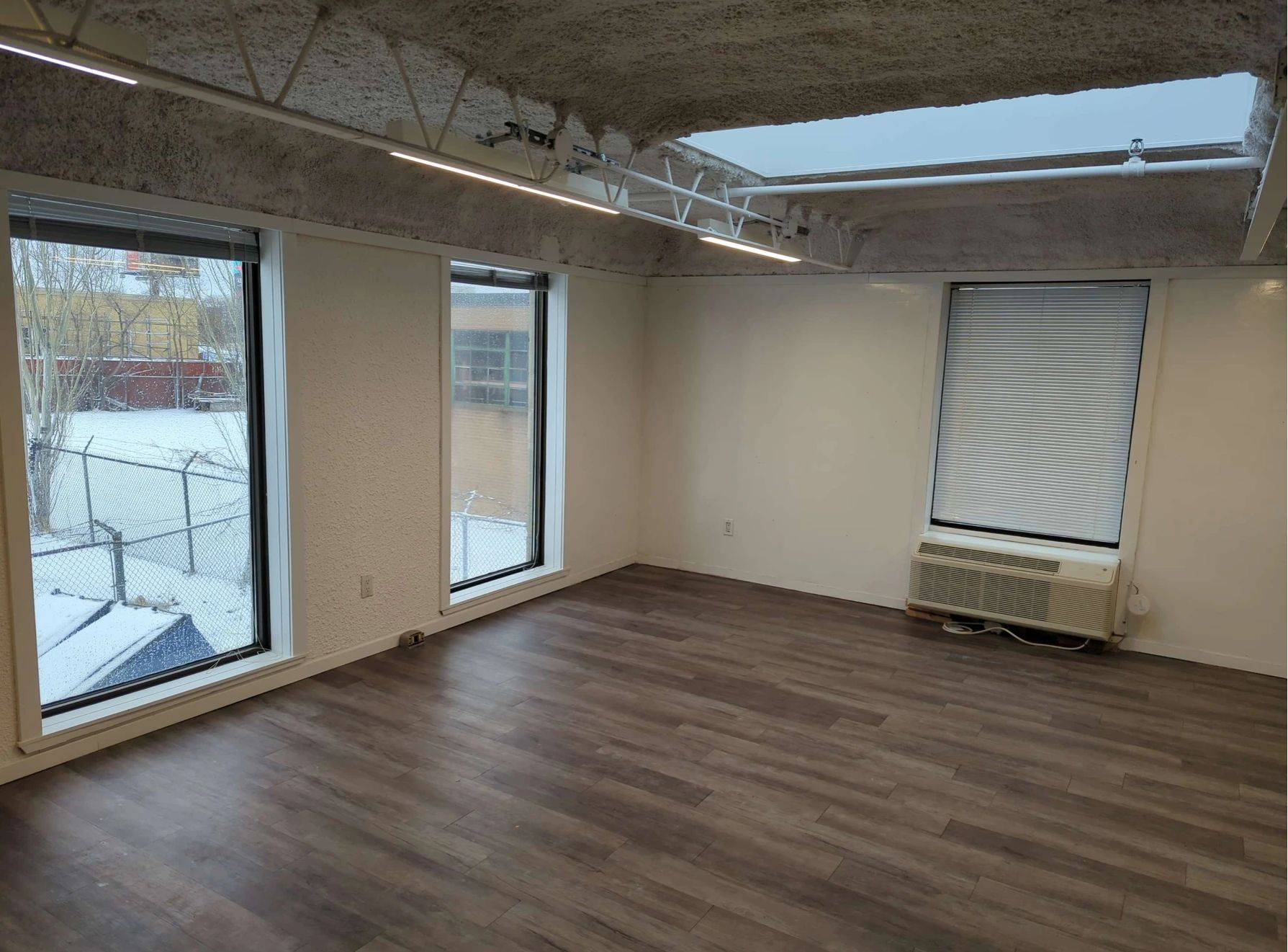 Toronto W06, ON M8Z 1J7,208 Evans AVE #216/218