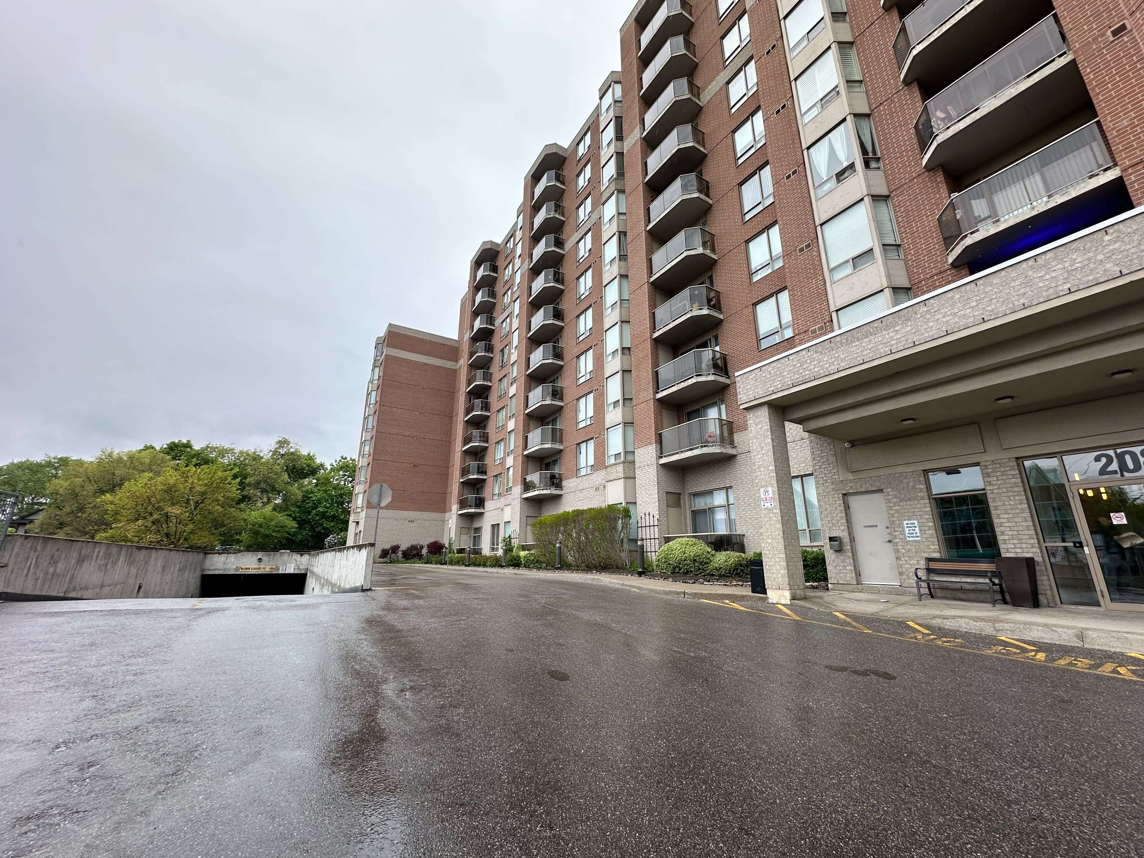 Toronto W04, ON M9N 3Z9,2088 Lawrence AVE W #702