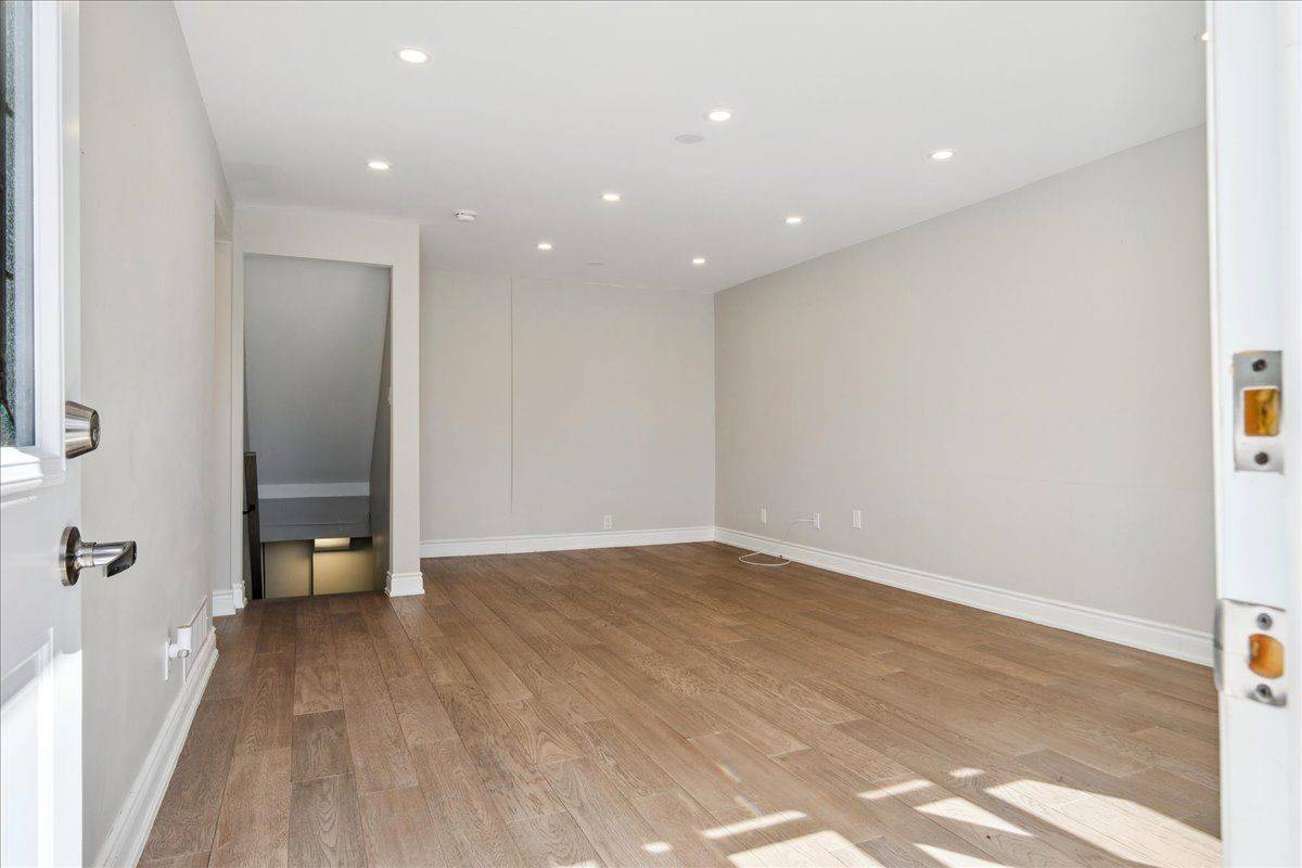 Mississauga, ON L5C 1P1,1120 Shadeland DR