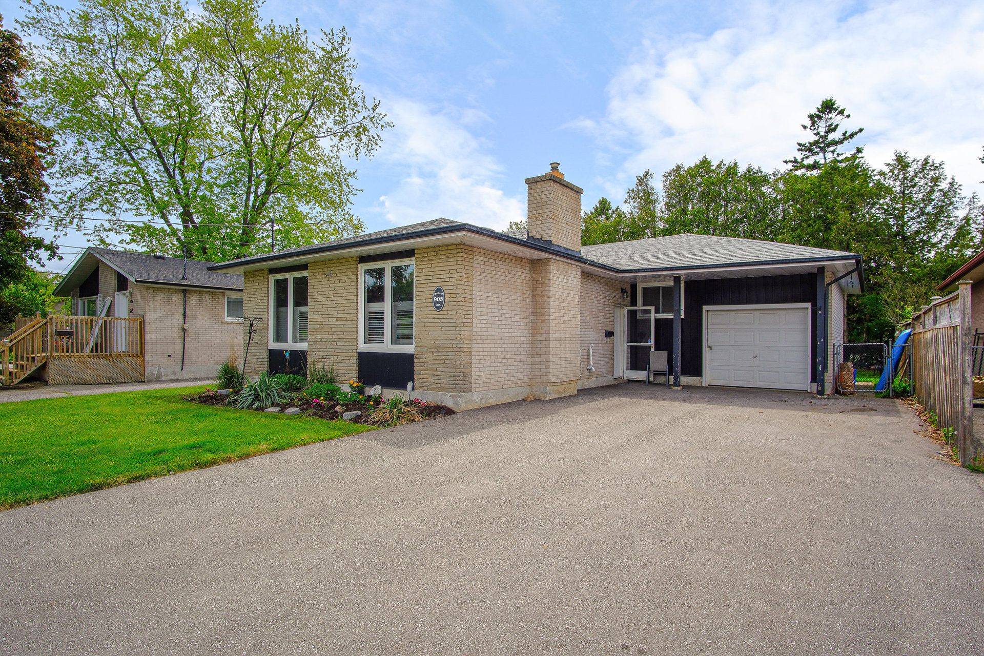 Pickering, ON L1W 2M2,905 Marinet CRES