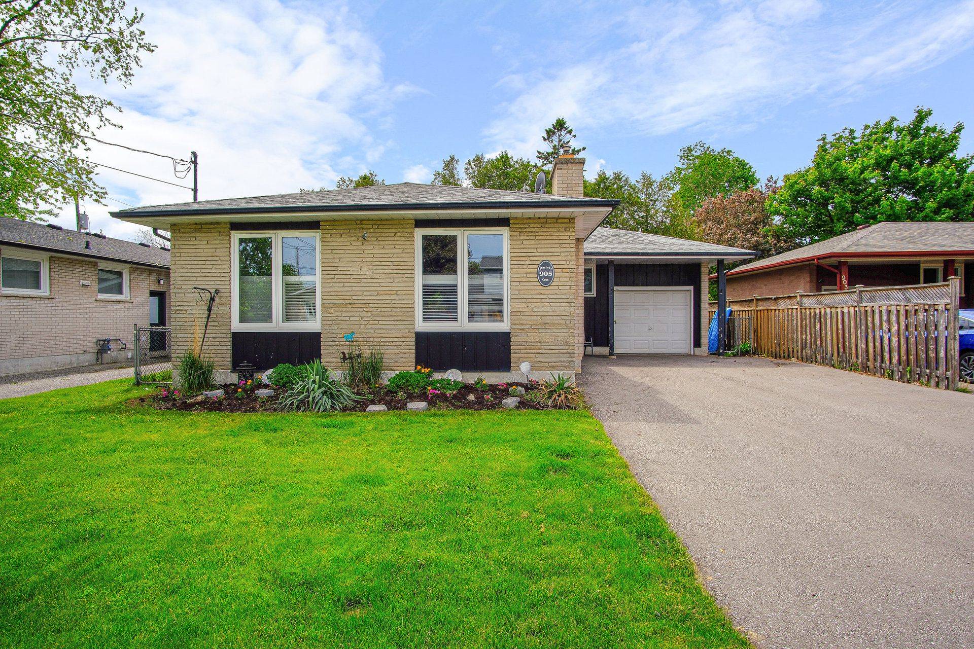 Pickering, ON L1W 2M2,905 Marinet CRES